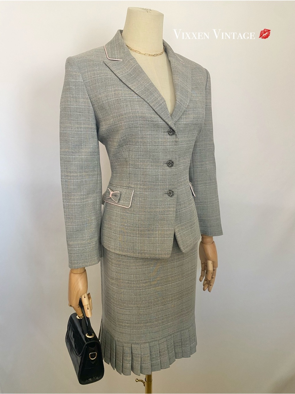 VINTAGE Y2K TAHARI ‘PAULIE’ PLAID BOW APPLIQUÉ 2-PIECE SKIRT SUIT IN GREY/PINK